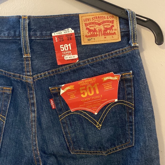New with Tags Levi's Tapered Jeans - Picture 2 of 3